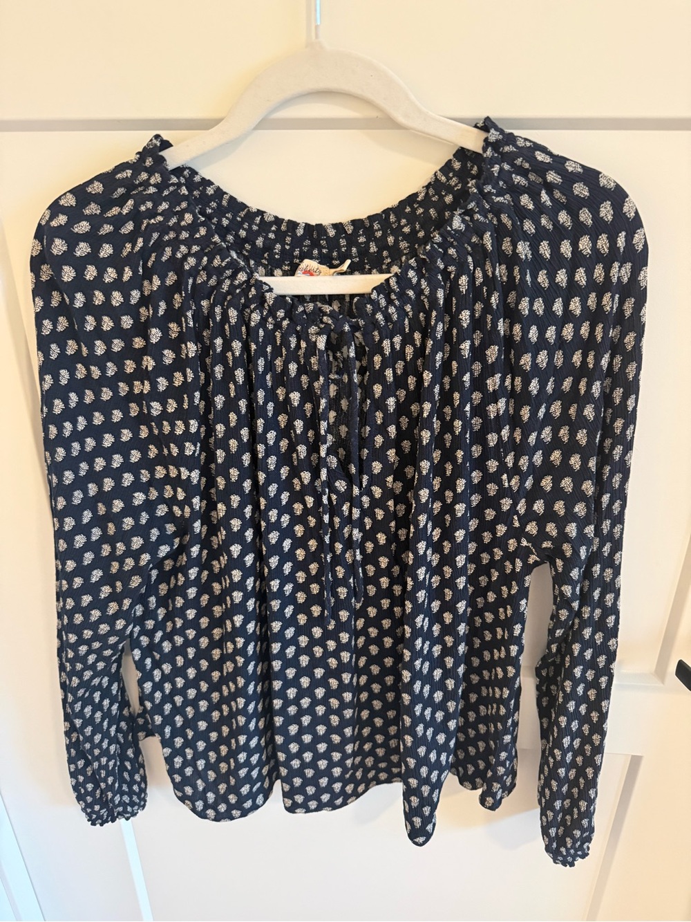 Faherty Navy Floral Peasant Blouse Womens S Long Sleeve Boho ECOVERO Viscose